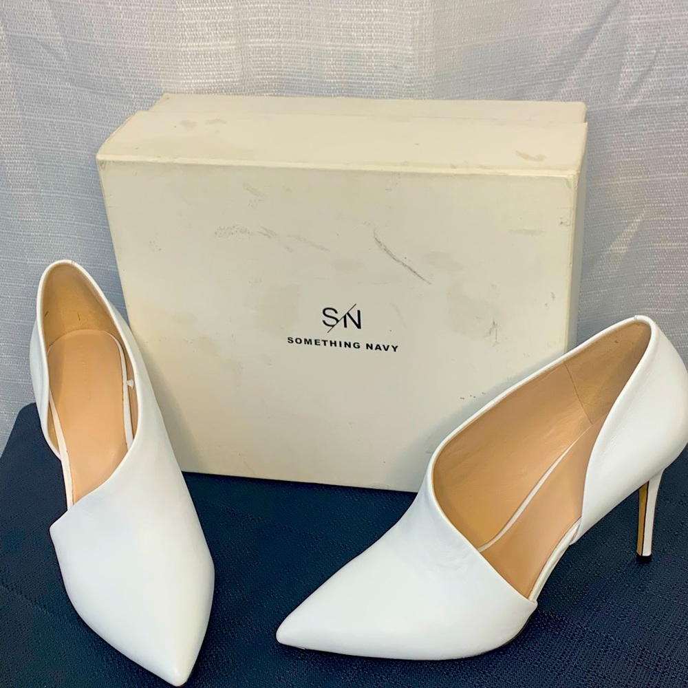 Sexy and and Savvy Not your ordinary white Leather pumps W size 9. New!